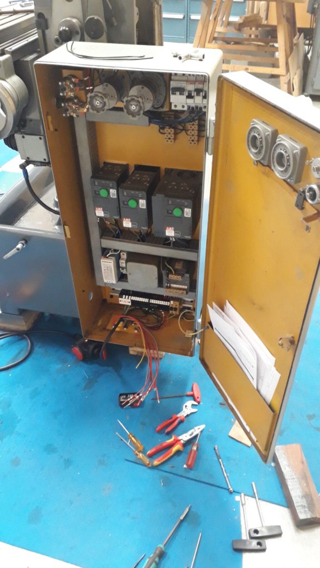 Finishing the connection of the motors in the cabinet