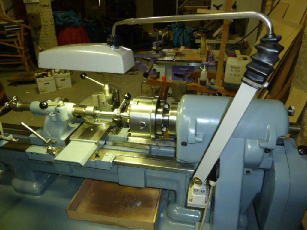 El torn Boley Leinen LZ4SB amb la lluminària Waldmann WD306