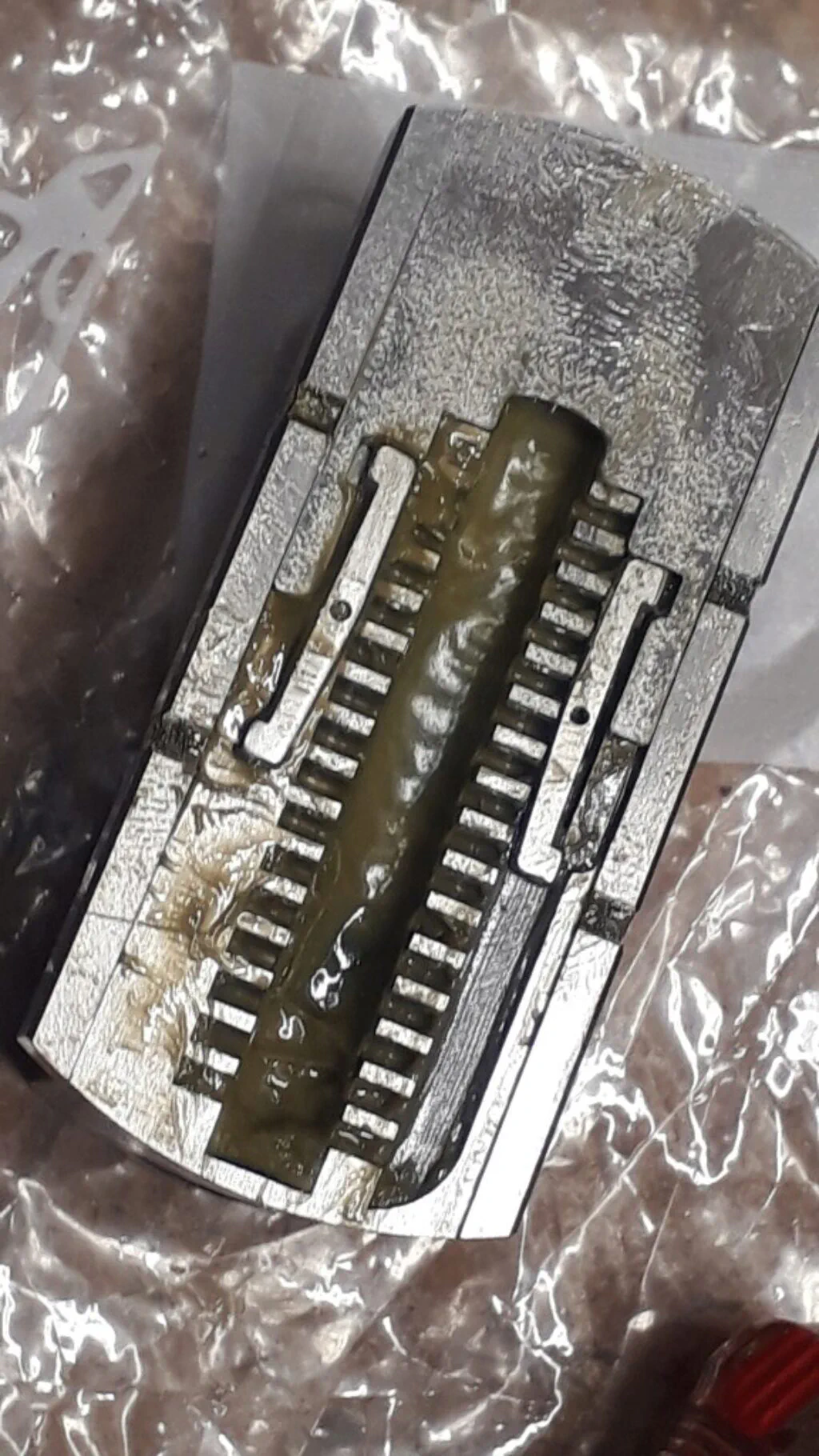 La cara oculta
del carro on engrana l'engranatge principal. Fixa't que
l'engranatge principal està compost per engranatges de diàmetres
diferents en el mateix conjunt. Només els petits engranatges
laterals mouen el carro. L'engranatge principal és mogut pel
tercer anell.