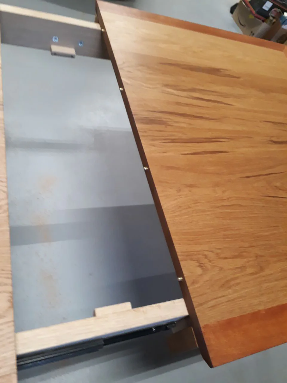 Detail of the positioning pins for the tabletop leaves
