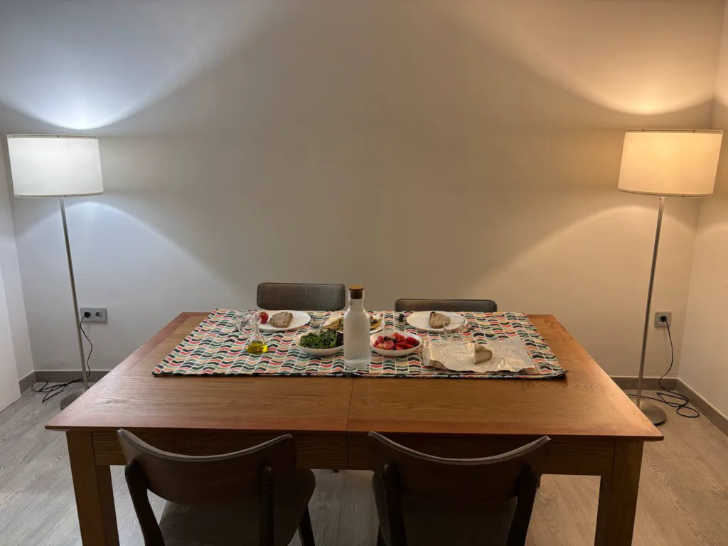 Taula parada i a punt de sopar