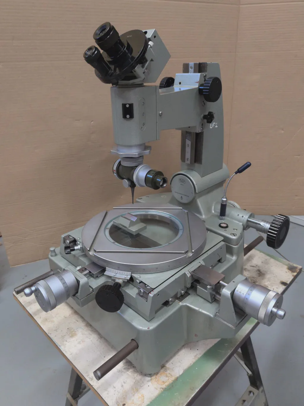 A complete image of the Carl Zeiss toolmaker's microscope