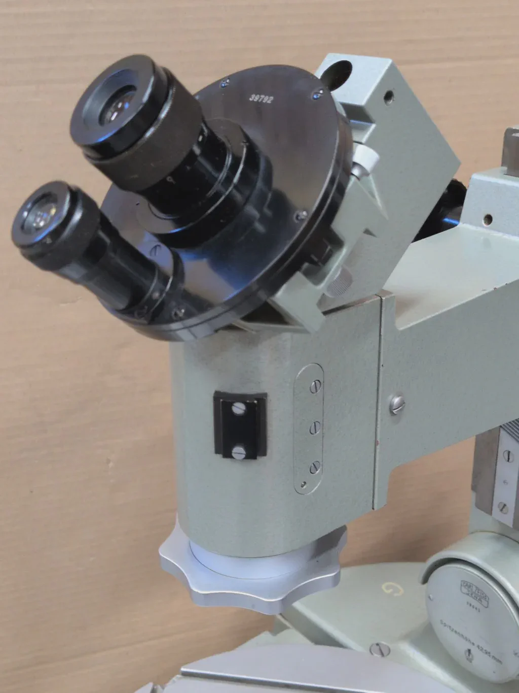 The tube of the Zeiss measuring microscope, with the goniometric eyepiece mounted.